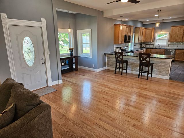 215 E Sale Street, Tuscola, IL 61953