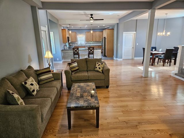 215 E Sale Street, Tuscola, IL 61953