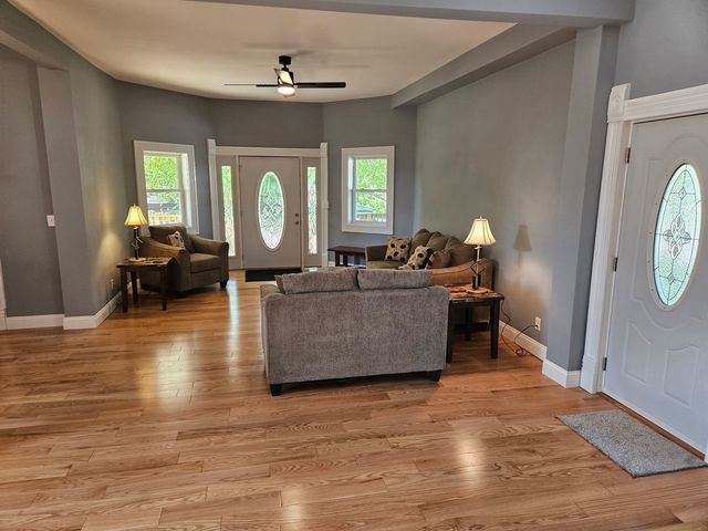 215 E Sale Street, Tuscola, IL 61953