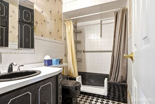 131 Walnut Avenue, Clark, NJ 07066