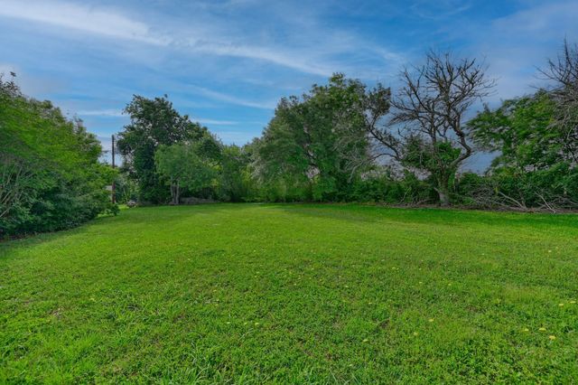 915 Farmers, Brenham, TX 77833