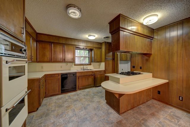 915 Farmers, Brenham, TX 77833