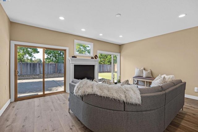 286 Donegal Way, Martinez, CA 94553