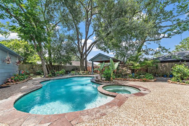 132 Cherry Tree Lane, Friendswood, TX 77546