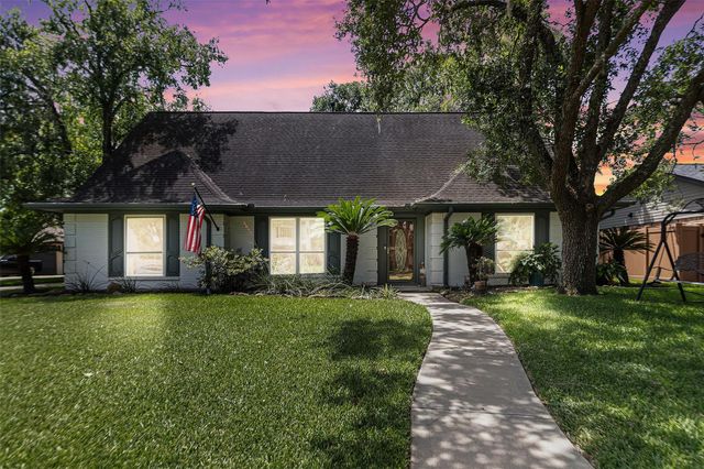 132 Cherry Tree Lane, Friendswood, TX 77546