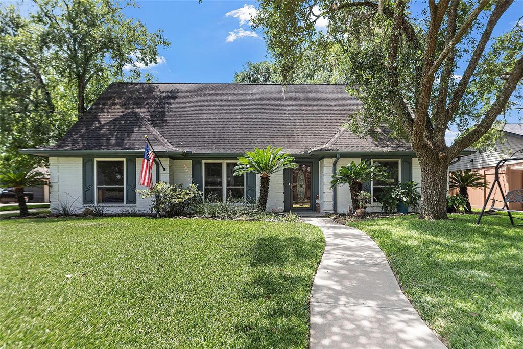 132 Cherry Tree Lane, Friendswood, TX 77546