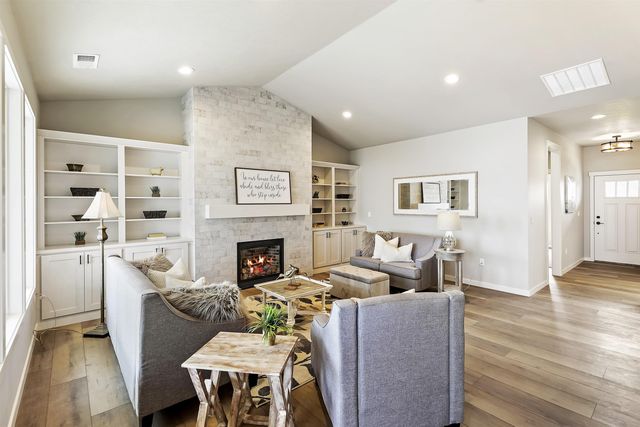 74 E Center Ln, Spokane, WA 99208