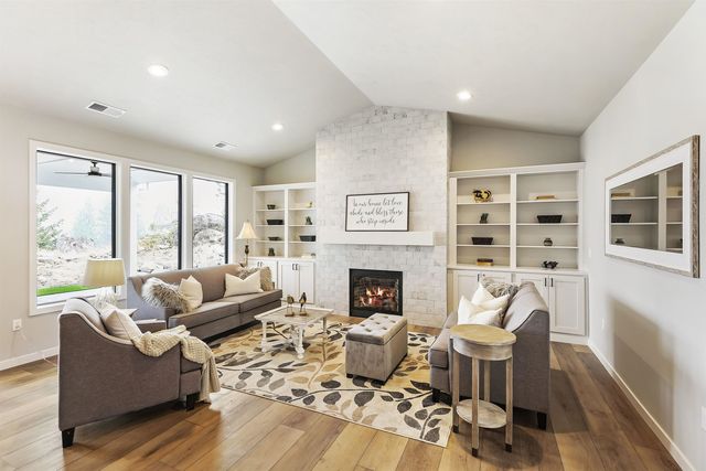 74 E Center Ln, Spokane, WA 99208