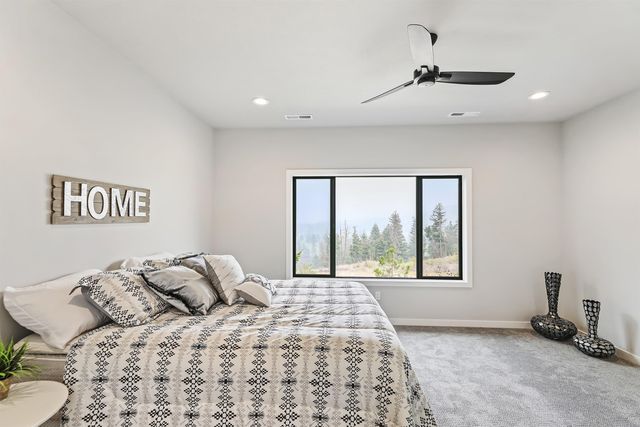 74 E Center Ln, Spokane, WA 99208