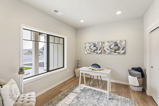 74 E Center Ln, Spokane, WA 99208