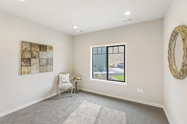 74 E Center Ln, Spokane, WA 99208