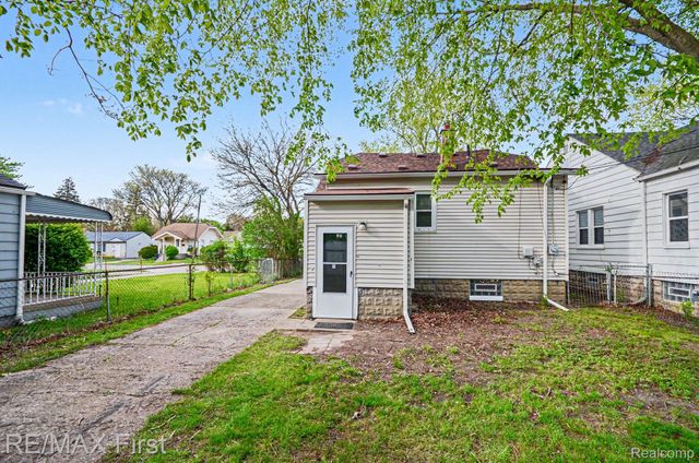 14842 Collinson Avenue, Eastpointe, MI 48021
