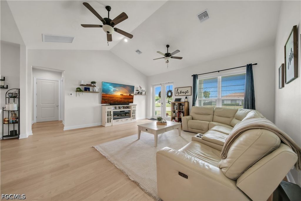 Image 10 of property listing at 1305 NW 10th TER, Cape Coral, FL 33993