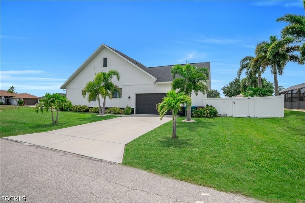 Image 3 of property listing at 1305 NW 10th TER, Cape Coral, FL 33993