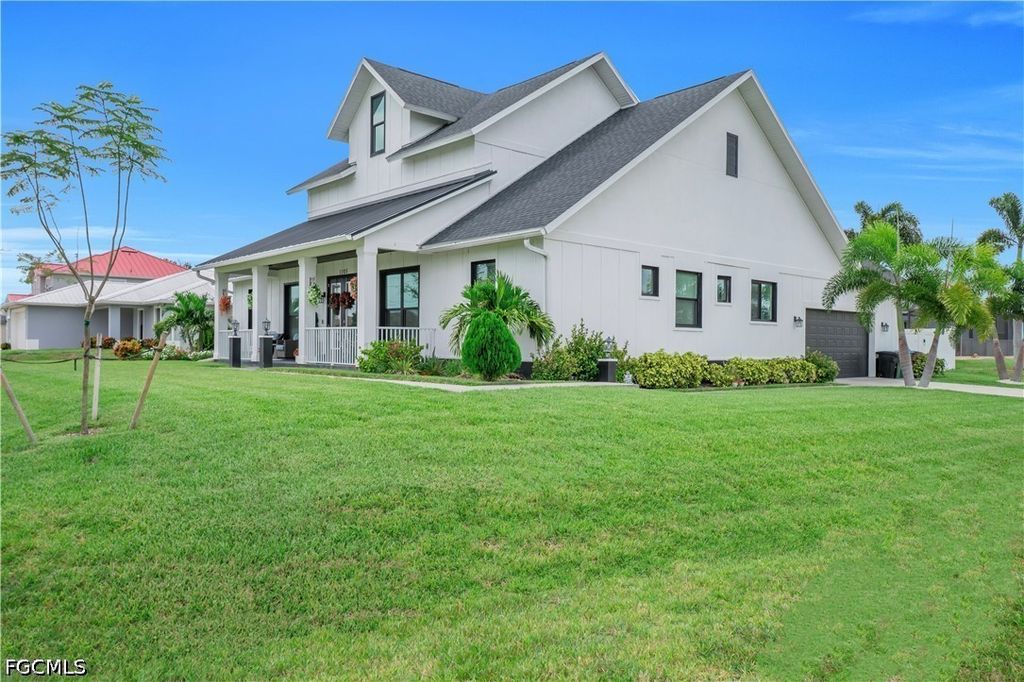 Image 4 of property listing at 1305 NW 10th TER, Cape Coral, FL 33993