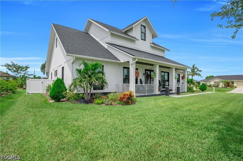 Image 5 of property listing at 1305 NW 10th TER, Cape Coral, FL 33993