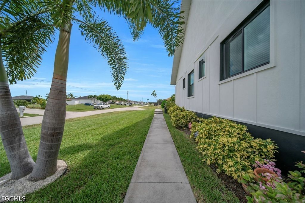 Image 6 of property listing at 1305 NW 10th TER, Cape Coral, FL 33993