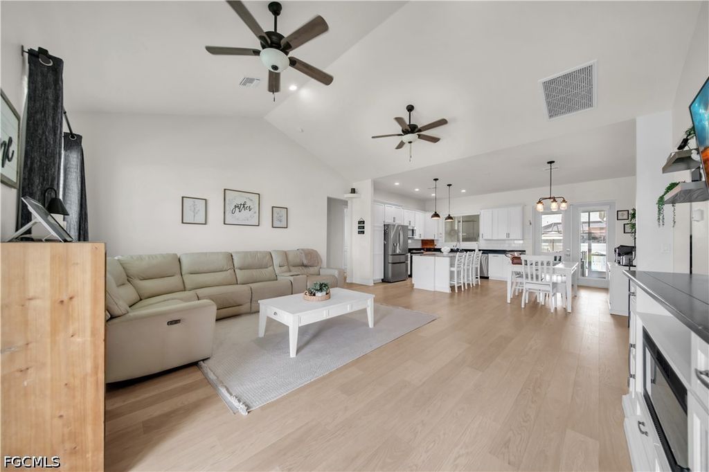 Image 8 of property listing at 1305 NW 10th TER, Cape Coral, FL 33993