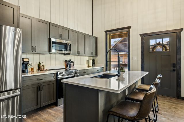 571 Warbonnet Way, Pigeon Forge, TN 37863