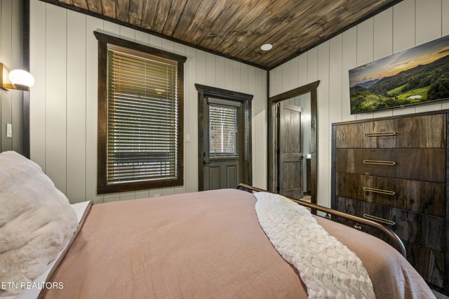 571 Warbonnet Way, Pigeon Forge, TN 37863