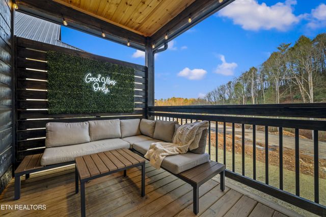 571 Warbonnet Way, Pigeon Forge, TN 37863