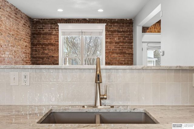 811 S 33rd Street, Omaha, NE 68105