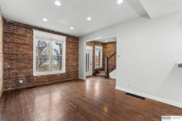 811 S 33rd Street, Omaha, NE 68105