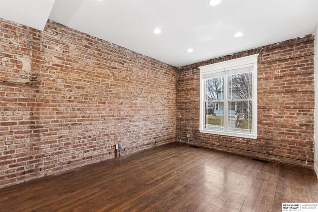 811 S 33rd Street, Omaha, NE 68105