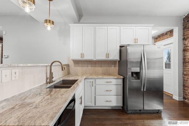 811 S 33rd Street, Omaha, NE 68105