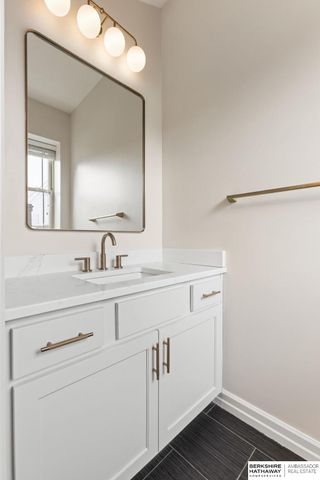 811 S 33rd Street, Omaha, NE 68105