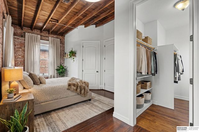 811 S 33rd Street, Omaha, NE 68105