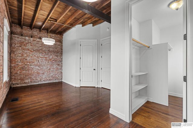 811 S 33rd Street, Omaha, NE 68105