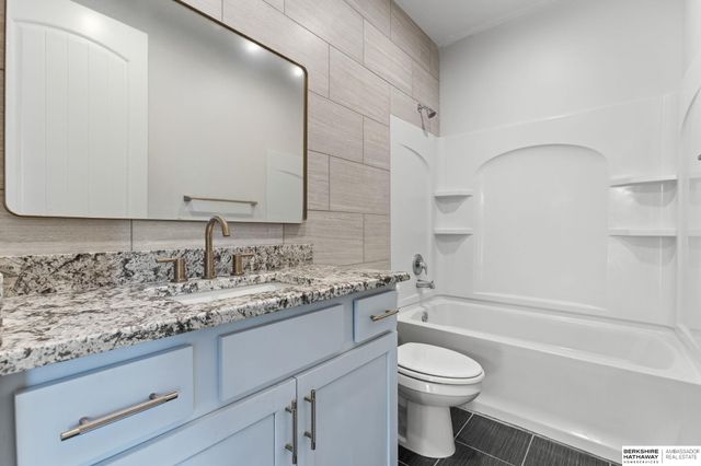 811 S 33rd Street, Omaha, NE 68105