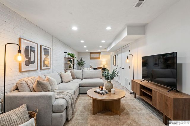 811 S 33rd Street, Omaha, NE 68105