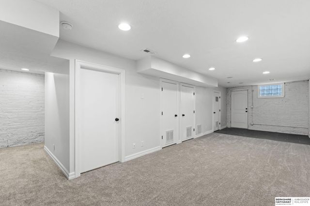 811 S 33rd Street, Omaha, NE 68105