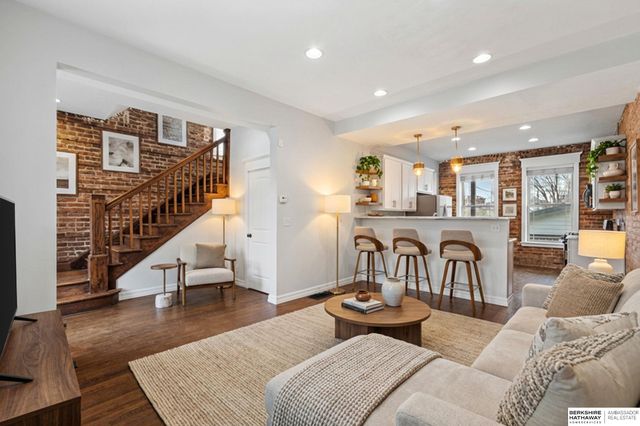 811 S 33rd Street, Omaha, NE 68105