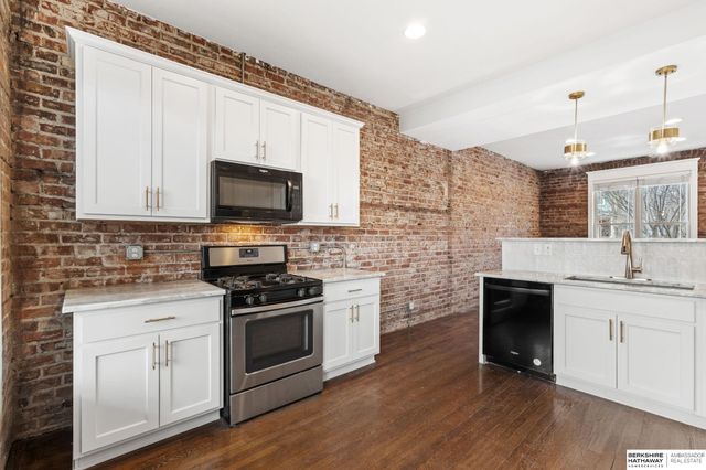 811 S 33rd Street, Omaha, NE 68105