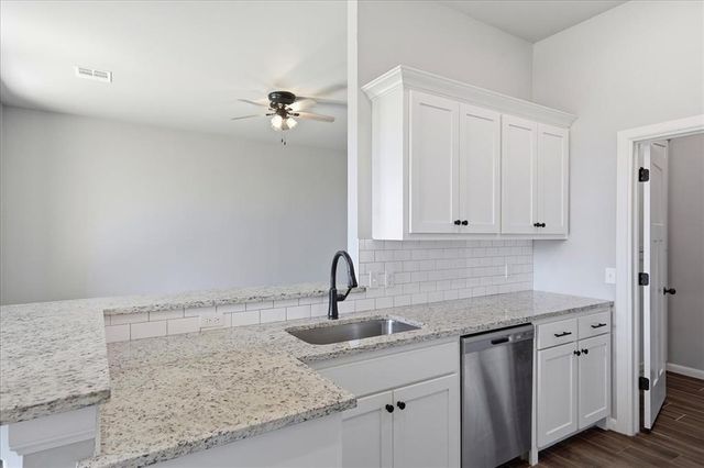 704 N Cottontail Way, Mustang, OK 73064