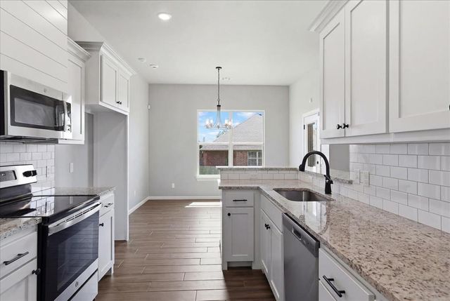 704 N Cottontail Way, Mustang, OK 73064