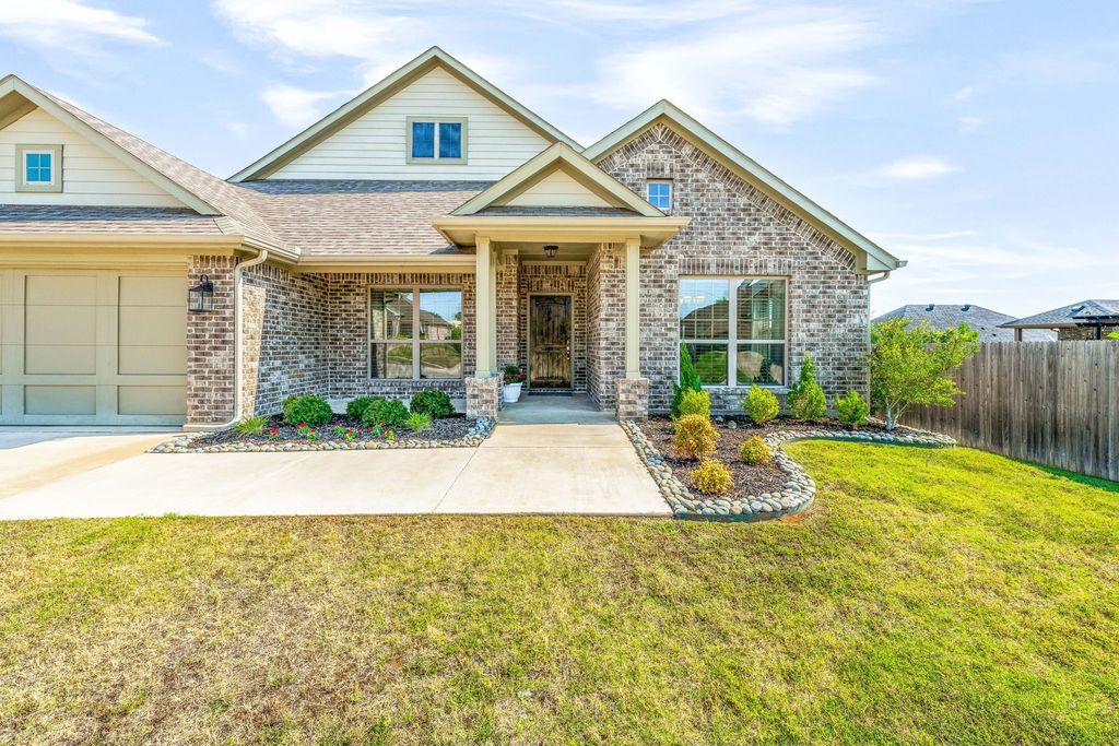 1057 Oak Knoll Drive, Burleson, TX 76028