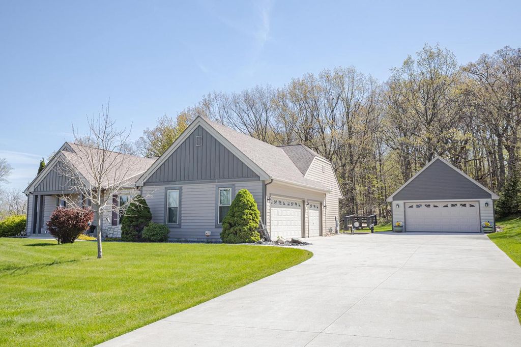 20805 Windsor DRIVE, New Berlin, WI 53146