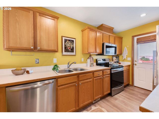 10324 Ne FARGO St, Portland, OR 97220