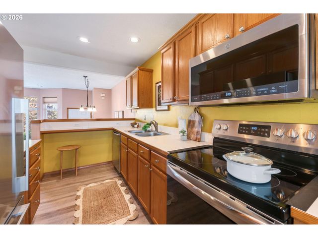 10324 Ne FARGO St, Portland, OR 97220