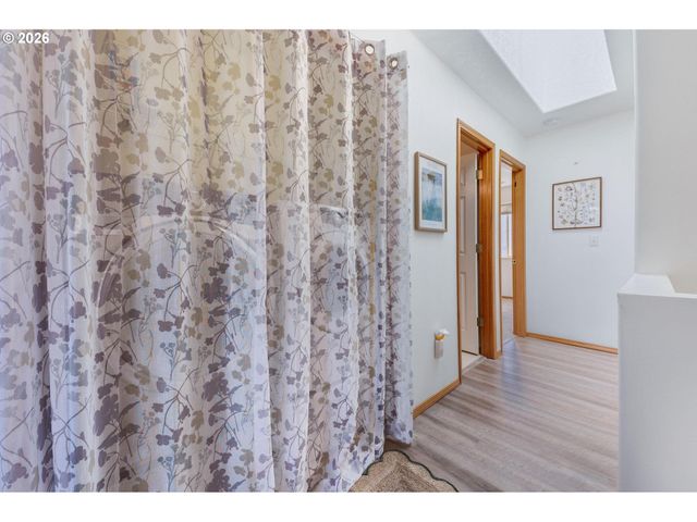 10324 Ne FARGO St, Portland, OR 97220