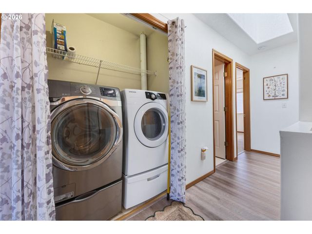 10324 Ne FARGO St, Portland, OR 97220