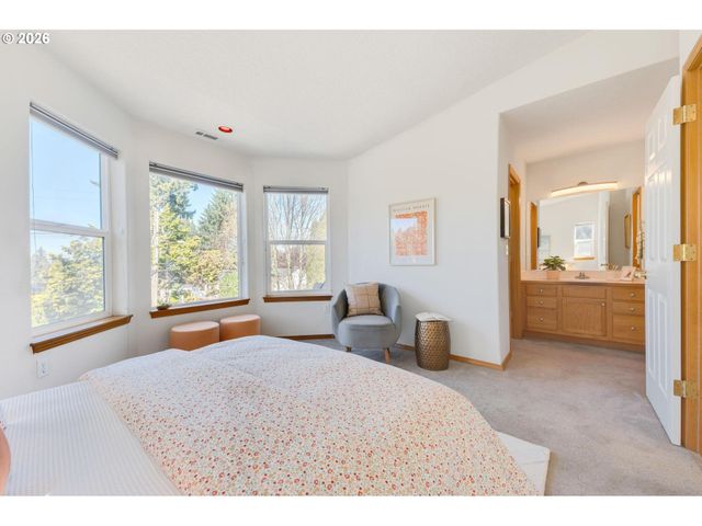 10324 Ne FARGO St, Portland, OR 97220