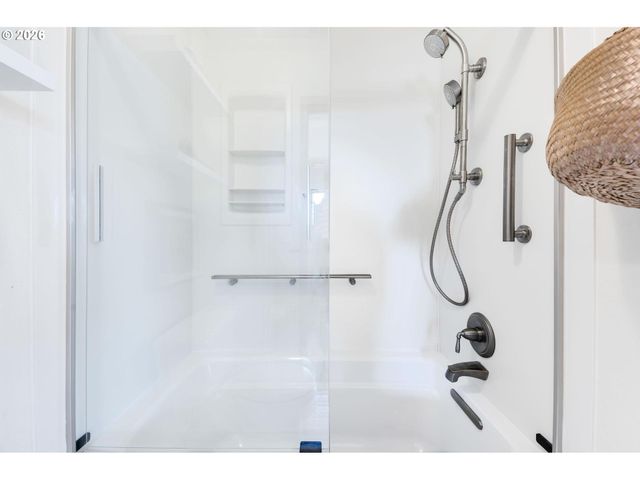 10324 Ne FARGO St, Portland, OR 97220