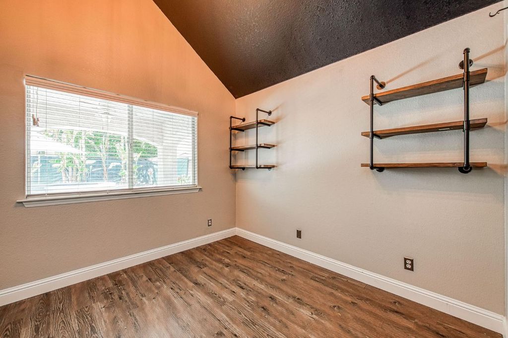Image 16 of property listing at 7351 N Antioch Avenue, Fresno, CA 93722