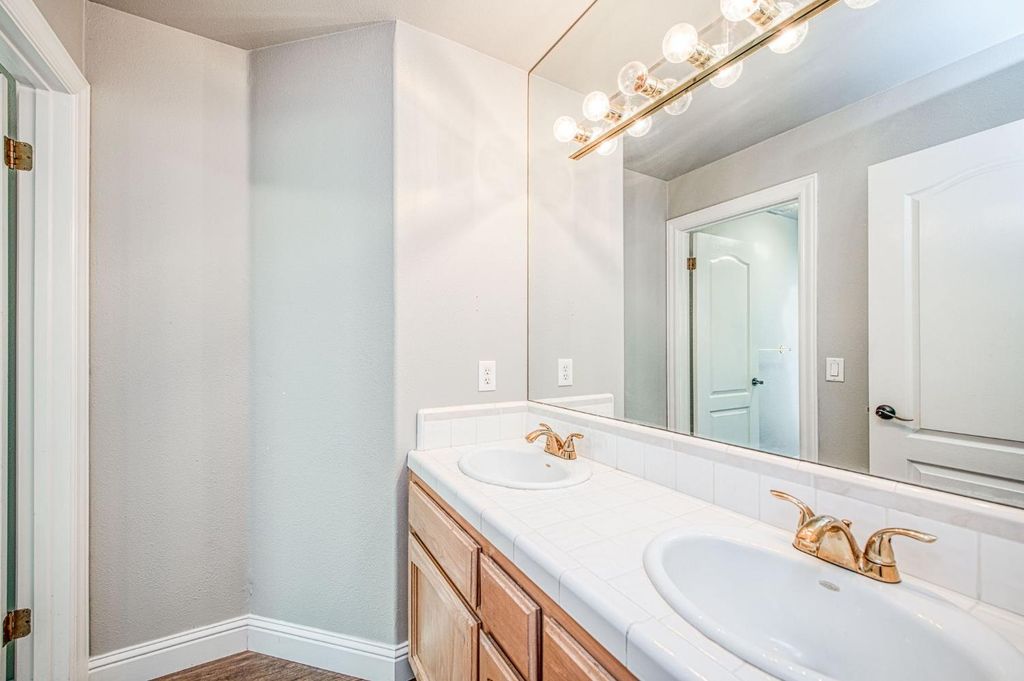 Image 21 of property listing at 7351 N Antioch Avenue, Fresno, CA 93722