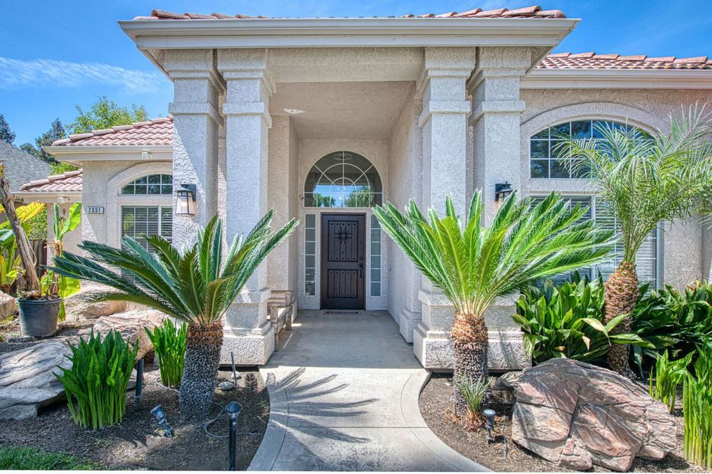 Image 3 of property listing at 7351 N Antioch Avenue, Fresno, CA 93722